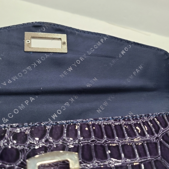 New York & Company Elegant Navy Crocodile-Embossed Clutch wristlet - Picture 4 of 6